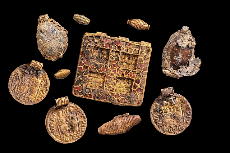 Překrásný zlatý náhrdelník a další cennosti v bohatém anglosaském hrobě